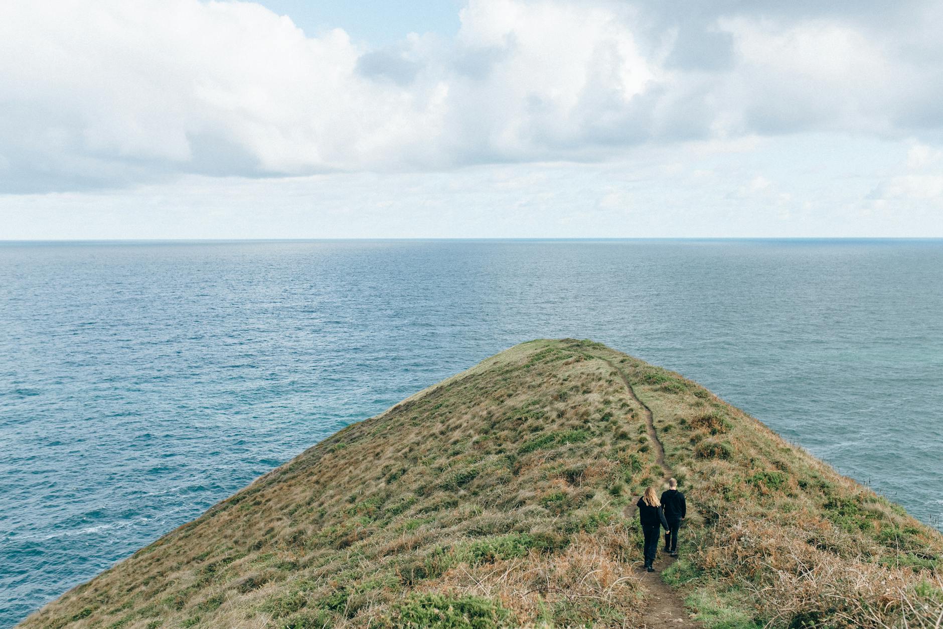 Kolumbia w rytmie kawy: trasa fincami z perełkami poza utartym szlakiem Para na szlaku na klifie z widokiem na ocean