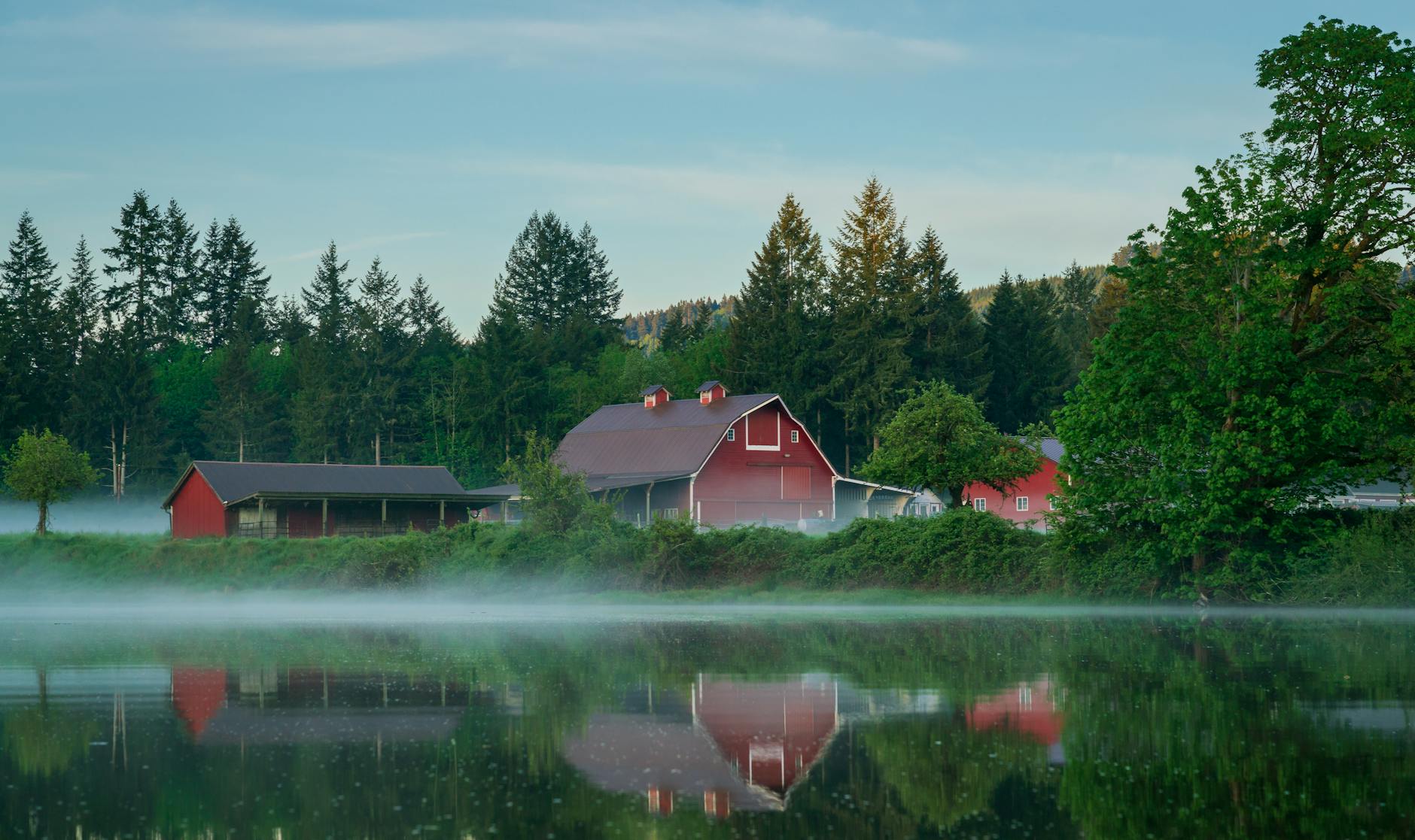 Agroturystyka na hali: nocleg z panoramą i poranną mgłą Górskie gospodarstwo nad mglistym jeziorem o świcie