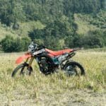 Motocykl crossowy na łące gotowy do jazdy
