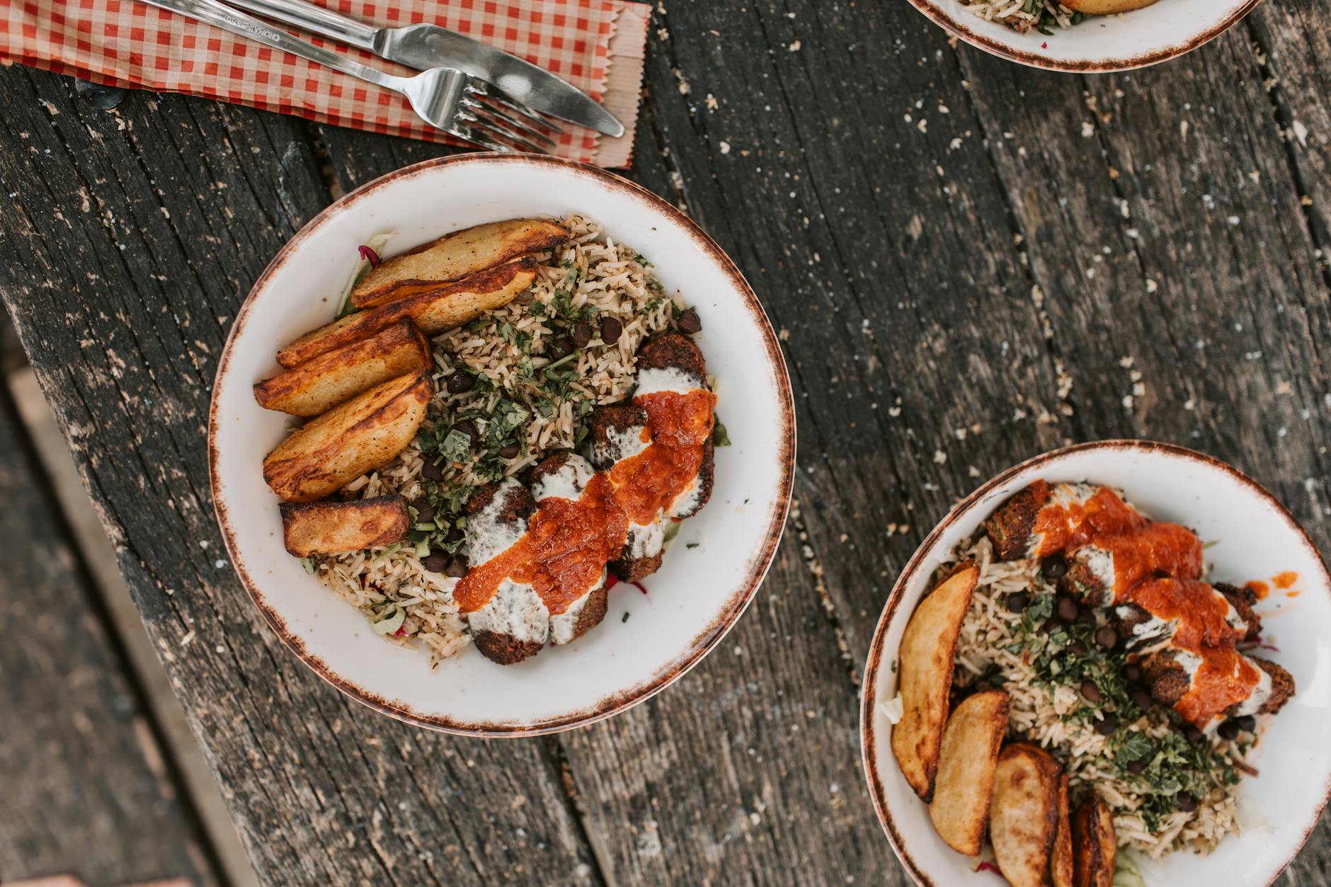 Rustykalny talerz z grillowanym mięsem i warzywami na drewnianym stole