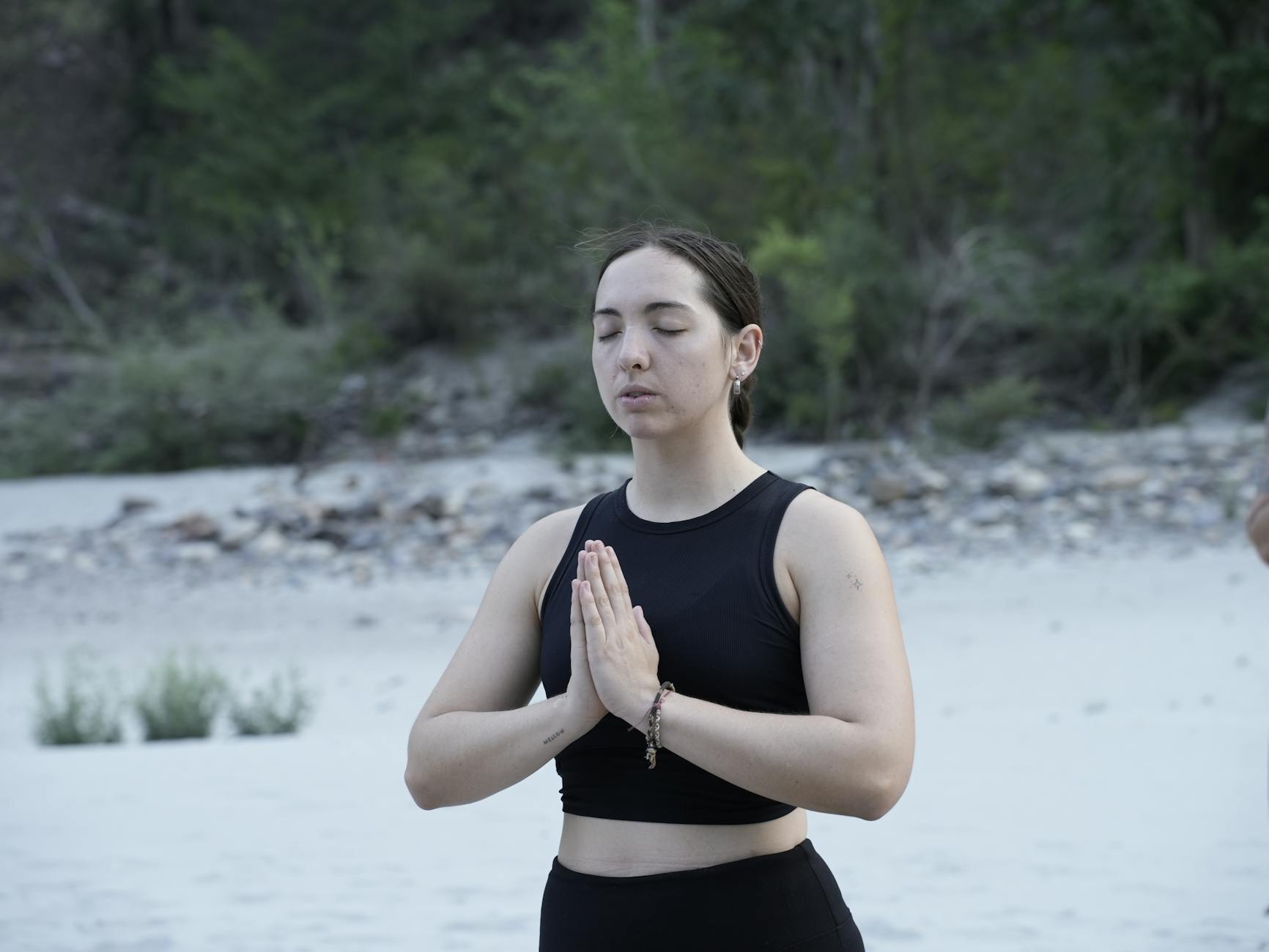 Poranna sesja jogi na spokojnej plaży na Bali