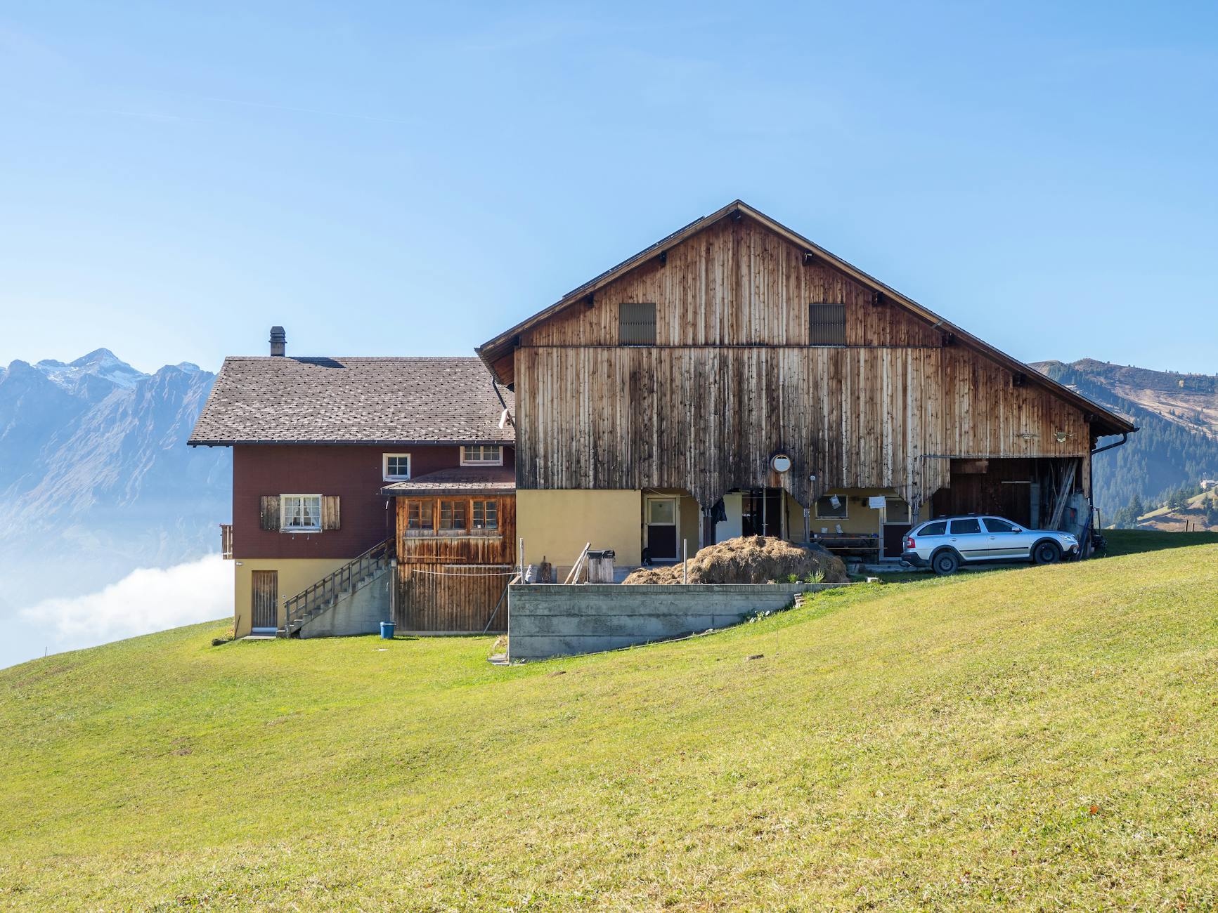 Górska agroturystyka w drewnianym domu na tle błękitnego nieba