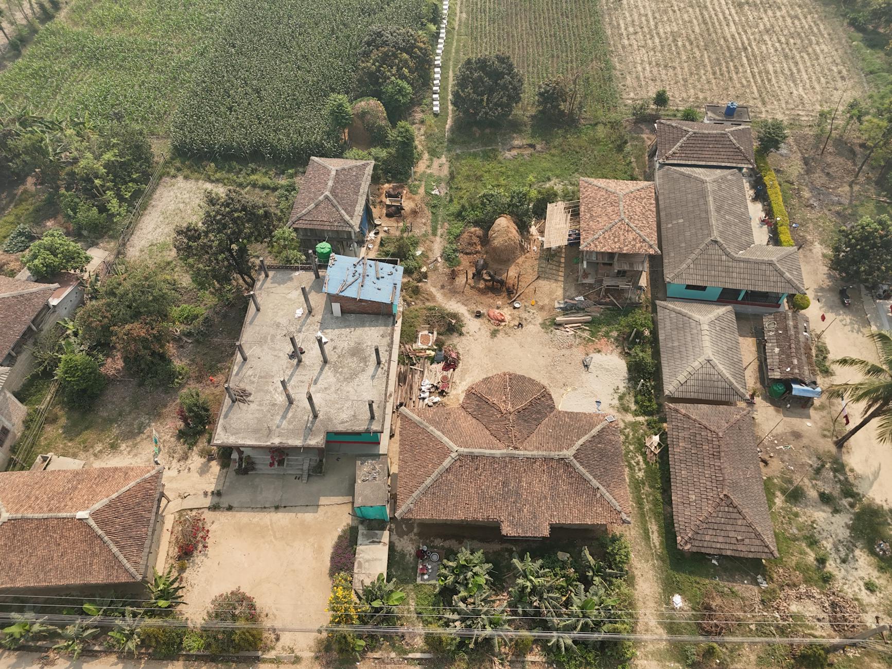 Lotnicze ujęcie górskiej wioski z tradycyjnymi domami i polami uprawnymi