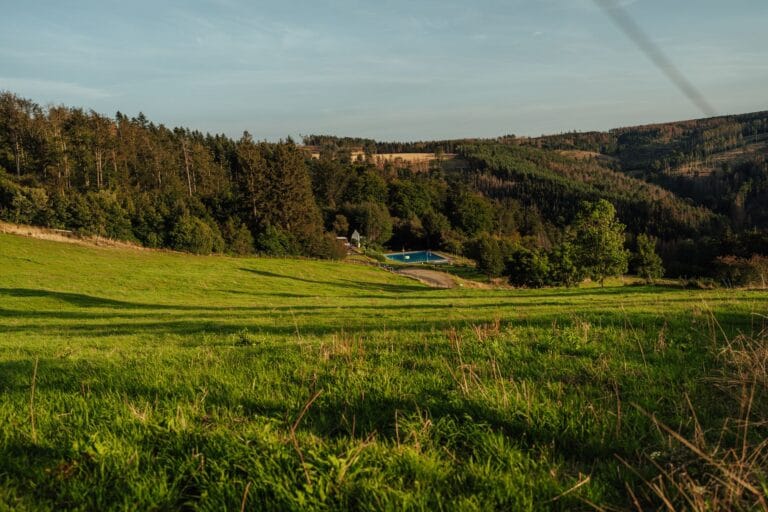 Agroturystyka z basenem dla dzieci – na co zwrócić uwagę przed rezerwacją?