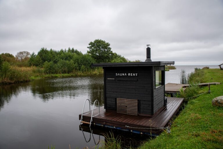 Pływająca sauna nad spokojnym jeziorem w Estonii